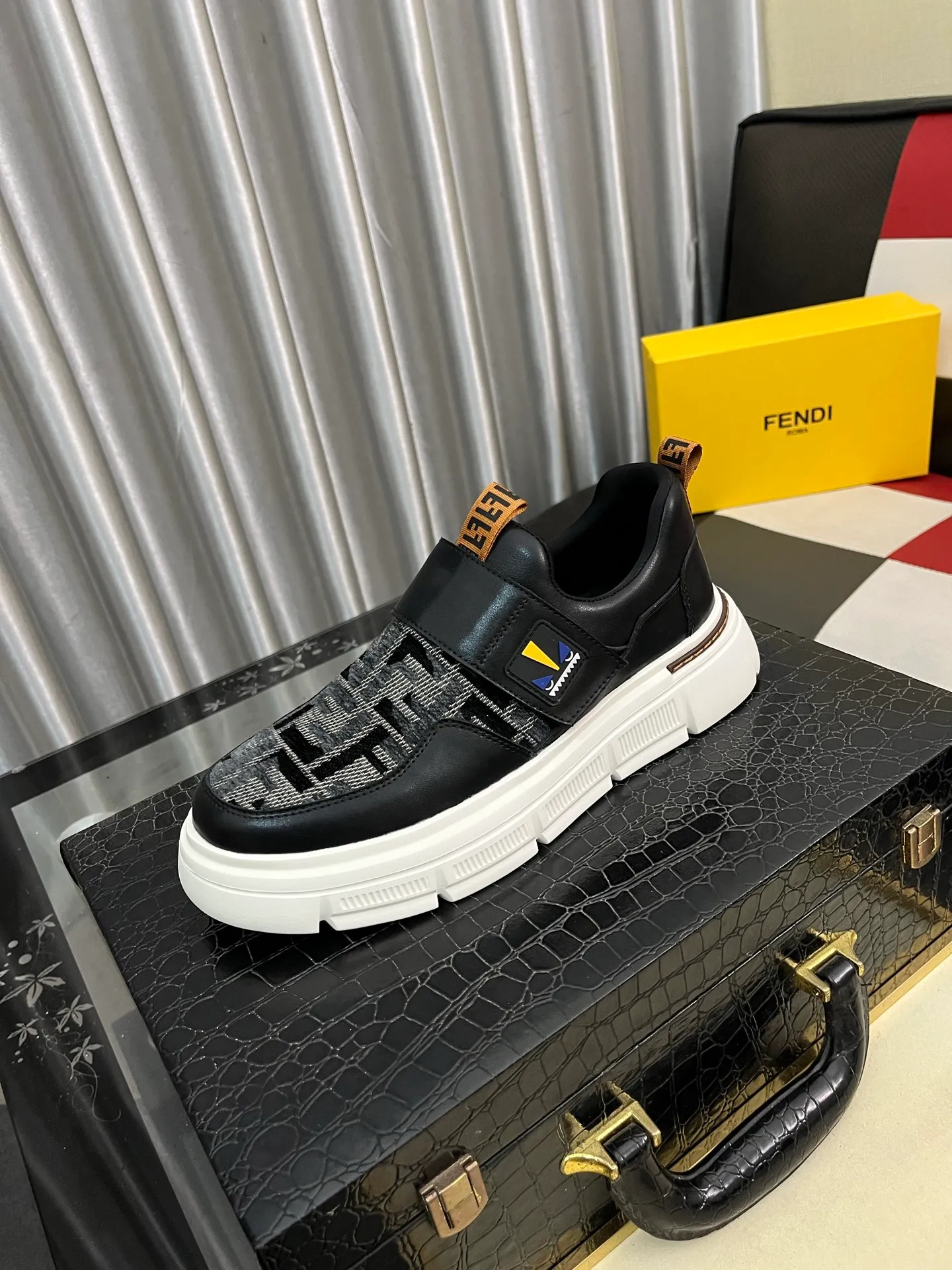 Men's Men's Shoes💰420⌚️⌚️[FENDI] Fendi's classic and comfortable men's, this complex sneaker is made of soft calfskin➕genuine leather lining➕original ultra-light rubber material with rough outsole. This unique light style is suitable for the casual and refined sensibility of this season. It is comfortable and natural on the feet. It is an everyday style for casual travel in autumn and winter! Code number: 38−443️⃣Colors available